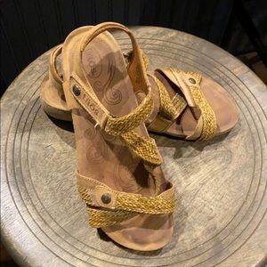 Täōs Trulie Leather Sandal
